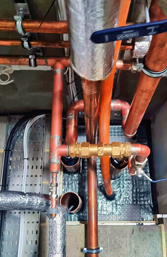 https://plumbergreenwood.com.au/uploads/2025/06/commercial-plumbing-390382.jpg